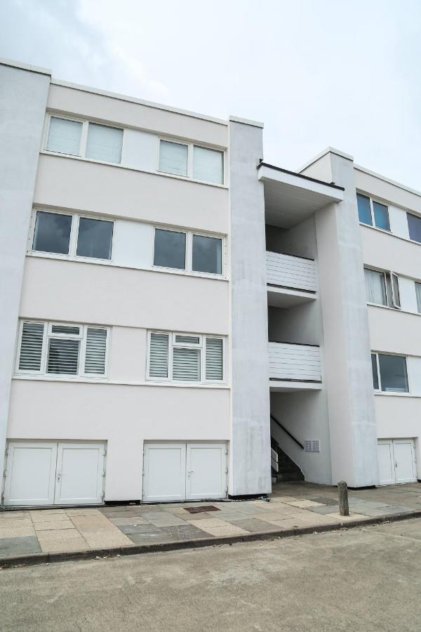 Tides - Beach Front Apartment In Bracklesham Bay Chichester Exterior photo